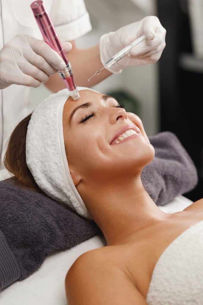 Dermapen-Mikronadelbehandlung in einem Kosmetiksalon